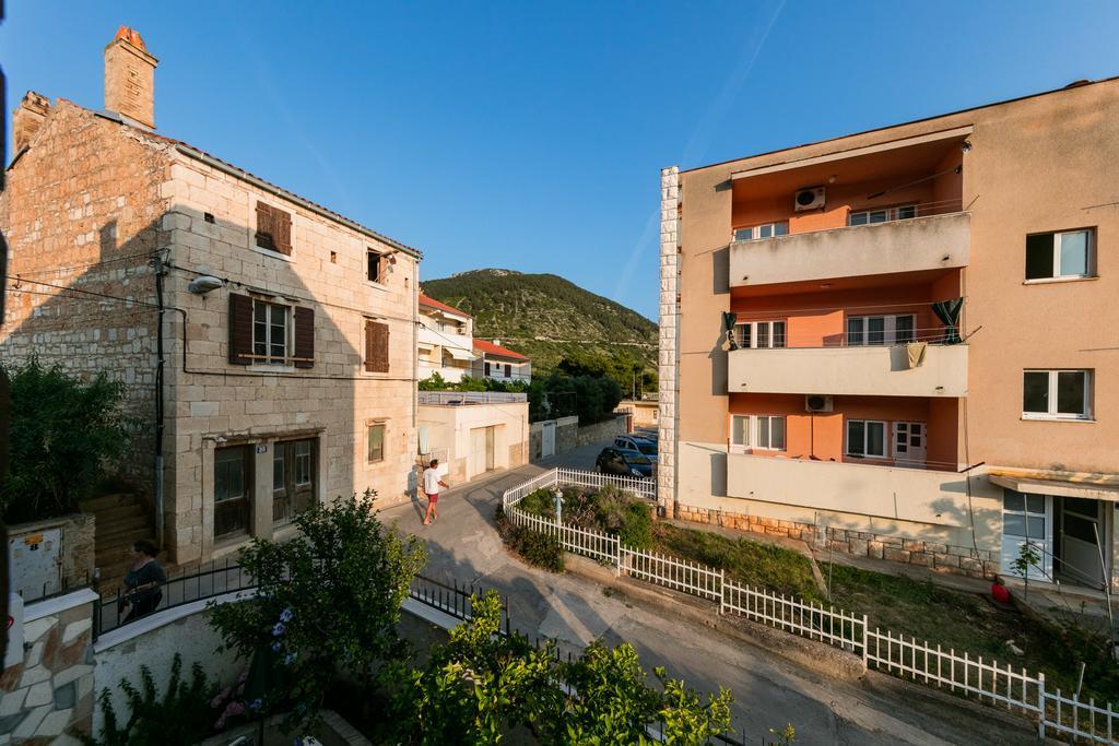 Apartments Kastelani Komiža Exterior foto